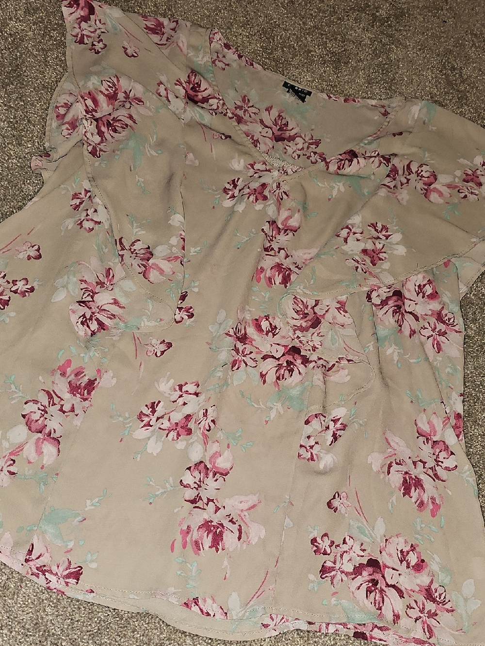 T4🔹️torrid Beige Blouse with Pink Floral Print